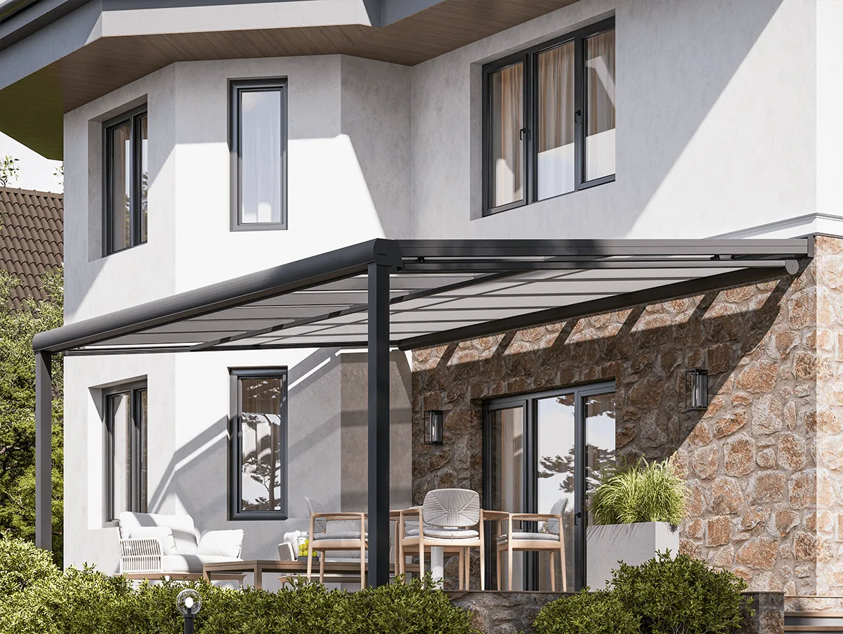 Villa with stone facade fitted with outdoor zip screens in the openings