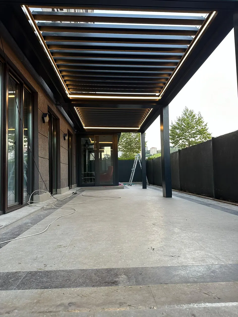 Scissor bioclimatic pergola